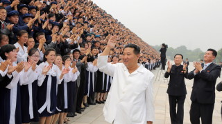 Севернокорейският лидер Ким Чен ун похвали студентите и млади работници които