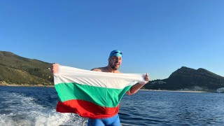 Почти 19 часа и 45 км по-късно във водата - още едно невероятно постижение на Петър Стойчев