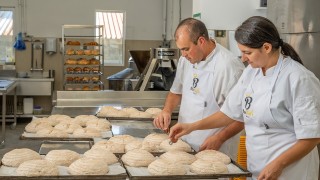 В село Дрен сгушено в подножието на планината Верила в