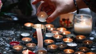 Ученици и учители на траурно бдение в памет на убития Тодор във Враца 