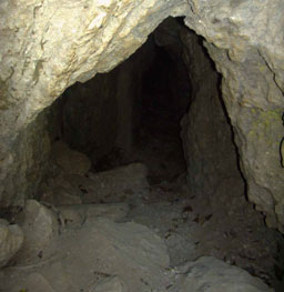 Подземни реки блокираха 7 души в пещера Духлата