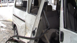 Бус се преобърна в крайпътна канавка в Шуменско съобщава Нова