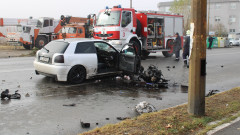 Лек автомобил се заби в стълб в Благоевград