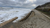 Лошото време срути крайбрежната алея в Обзор 