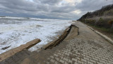 Лошото време срути крайбрежната алея в Обзор