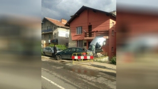 Кола "кацна" върху къща в Банкя