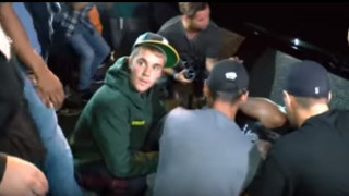 Джъстин Бийбър удари по невнимание с джипа си папарак в
