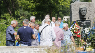 Ръководството представители на привържениицте и ветерани на Левски поднесоха цветя