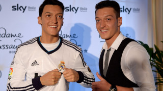 Германският национал Месут Йозил показа на феновете си по целия