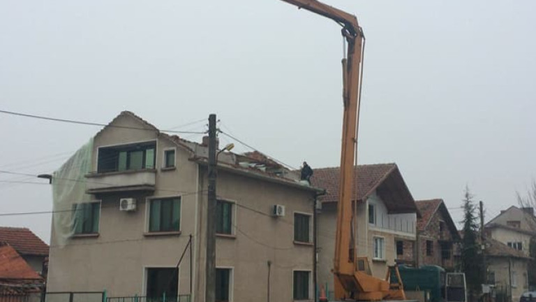 Ураганният вятър отнесе покриви във Враца. Жителите на врачанския квартал