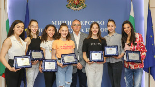 Министърът на младежта и спорта Андрей Кузманов награди с почетни