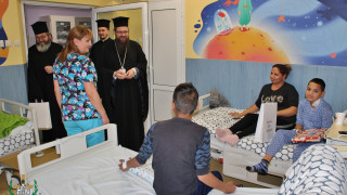 Деца от "Пирогов" получиха подаръци от патриарх Неофит