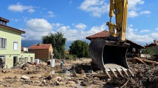 Над 800 държавни служители и доброволци борят бедствието в Пловдивско