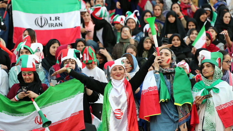 Край на забраната - хиляди жени отново гледаха на живо мач в Иран!