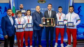 Министърът на младежта и спорта Иван Пешев награди златните ни