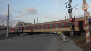 Трима заседнаха с каруца на релсите край Нова Загора, влакът я блъсна