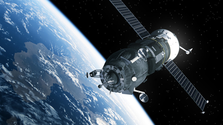 SpaceX изпраща първите си 60 спътника в Космоса, за да достави интернет оттам