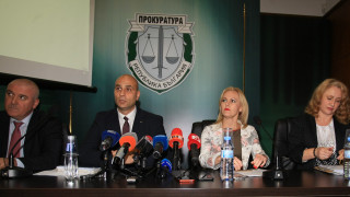 Трима са задържани в момент на отпечатване на неистински доларови