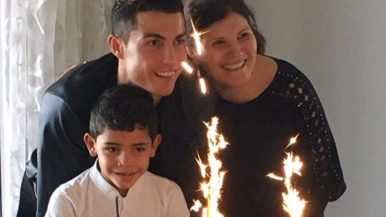 Роналдо празнува с майка си и сина си