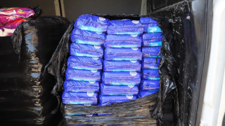 Задържаха двама мъже за превоз на 5000 л перилни препарати и