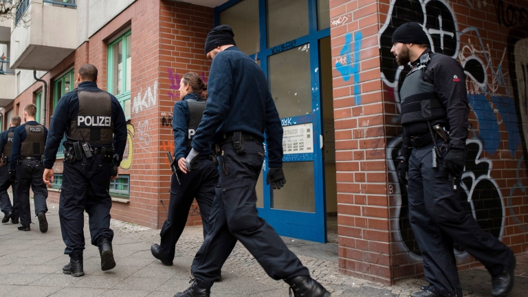 900 полицаи нахлуха в един от най-големите "бардаци" в Берлин