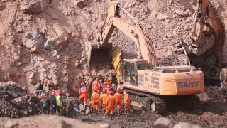 Продължават опитите да бъдат извадени затрупаните миньори в Китай