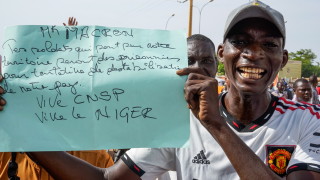 Управляващата хунта в Нигер и различни обществени групи там призоваха