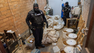 Разбиха нелегална фабрика за цигари в София съобщиха от МВР