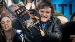 Край с "резачката" в Аржентина: Хавиер Милей предложи бюджет с 85% социални разходи
