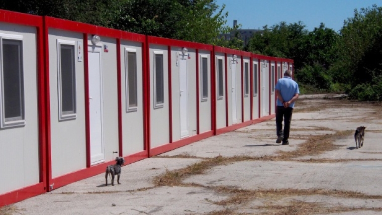 Настаняват временно във фургон семейството от Борован, което остана без дом