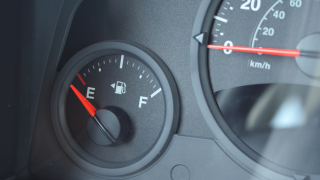 Е-горивата (временно) спасяват традиционните коли... но цената ще е висока