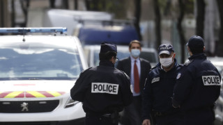Френски полицаи застреляха мъж който ги нападна с нож съобщава