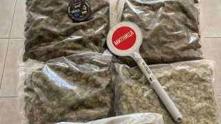 Митнически служители откриха малко над 3 килограма марихуана в резервната