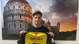 17 годишният Адриан Райчев подписа своя първи професионален договор с отбора