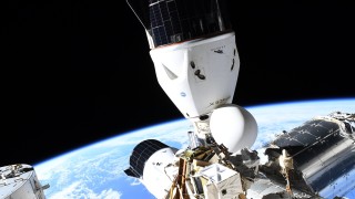 Товарният космически кораб Crew Dragon на SpaceX с провизии оборудване