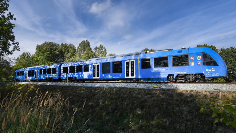 Германия представи първия в света задвижван с водород влак, с