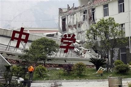 Гневни родители в Китай търсят виновни за лошо строителство 