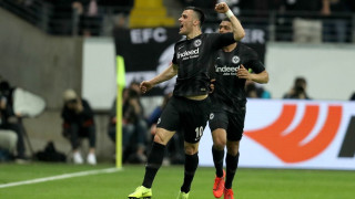 Крилото на Айнтрахт Франкфурт Филип Костич подписа официално договор с