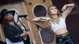 От няколко години знаем че Майли Сайръс не е в добри