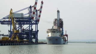 Сондажният кораб Noble Globetrotter II акостира в Бургас. Започва търсене на нефт и газ (ГАЛЕРИЯ)