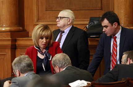 Манолова и Калфин се "хапят" в парламента, искат си оставките