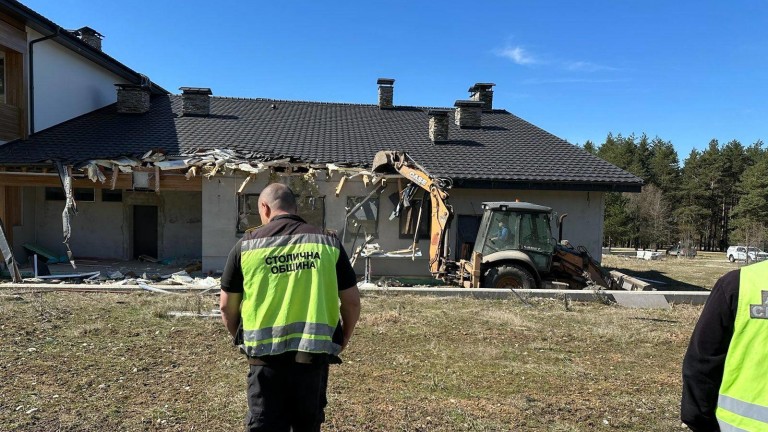 Без забавяне продължава премахването на незаконните постройки на Румен Гайтански-Вълка