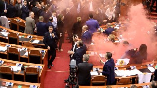 Опозиционни депутати са хвърлили димка по временния главен прокурор на
