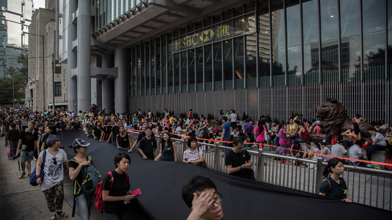 HSBC започва новата година с вандализирани офиси в Хонконг