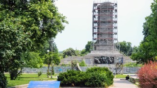 От две години в центъра на София стои издраскана метална