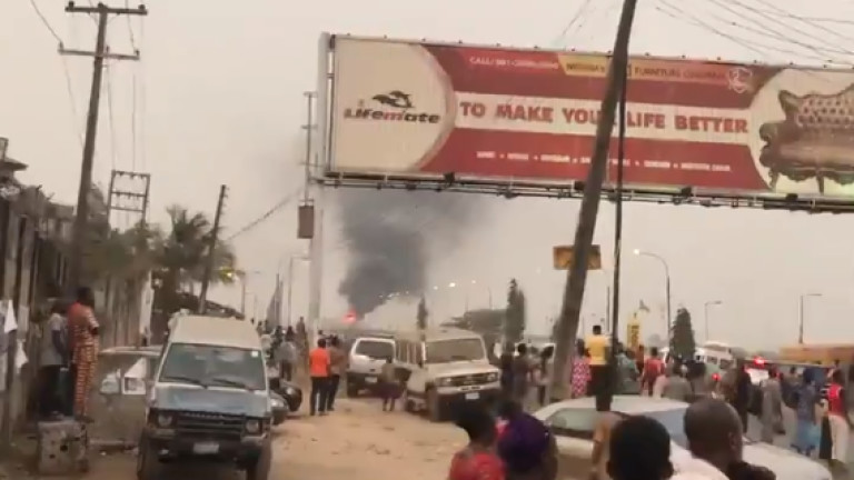 Цистерна избухна в Нигерия и уби най-малко 18 души