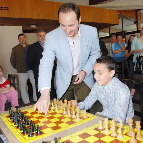 Топалов присъства на дарение в столична гимназия