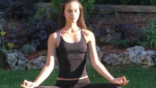 Вили Марковска медитира в градината с йога