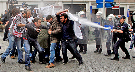Полицаи "изкъпаха" въстанали студенти в Турция