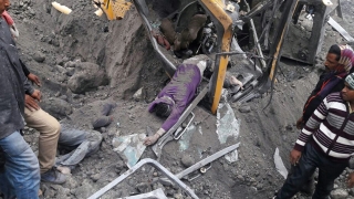 Най малко 90 души сред които деца са под отломките на